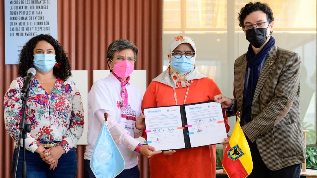 En la foto, la secretaria de Habitat, Nadya Rangel, la alcaldesa, Claudia López, y la directora ejecutiva del Programa de las Naciones Unidas para los Asentamientos Humanos ONU-Hábitat, Maimunah Mohd Sharif. Foto. Alcaldía.