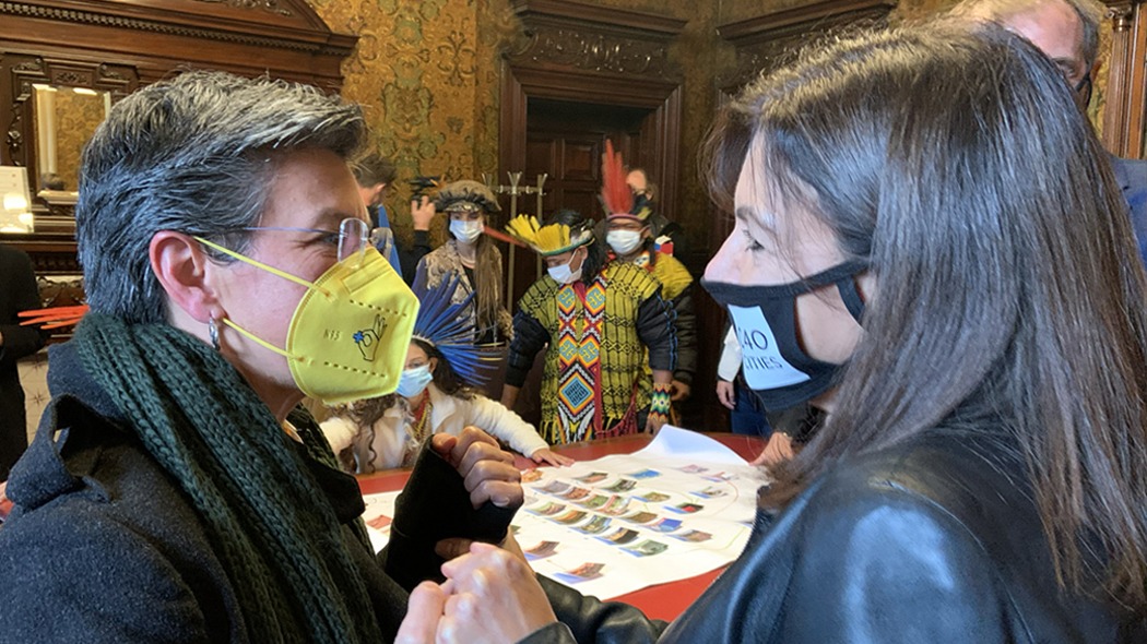 Las alcaldesas de Bogotá, Claudia López y de París, Anne Hidalgo, sostuvieron un encuentro para fortalecer la relación entre las dos ciudades, y visibilizar la Carta de Intención firmada entre la capital de Francia y Bogotá en el marco de la Conferencia de las Naciones Unidas sobre Cambio Climático - COP26. Foto: Secretaría de Ambiente. 