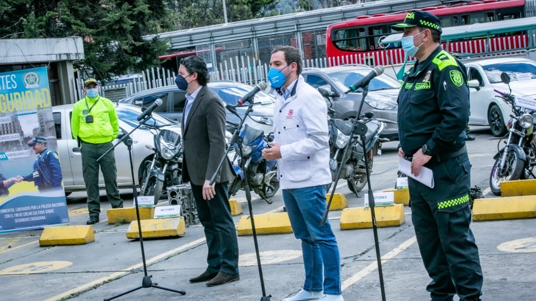 Aníbal Fernández de Soto, secretario de Seguridad; Luis Ernesto Gómez, secretario de Gobierno; y el comandante Operativo de la Policía Metropolitana de Bogotá (MEBOG), coronel Jairo Baquero