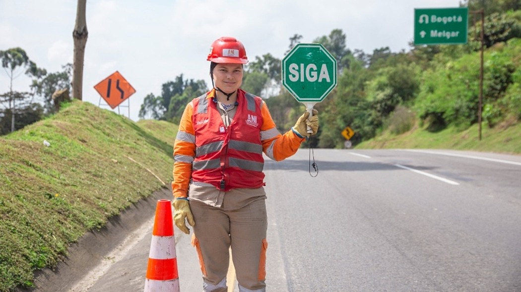 Auxiliar de tráfico de las obras.