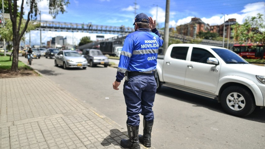 Agente de civil de tránsito en la vía.