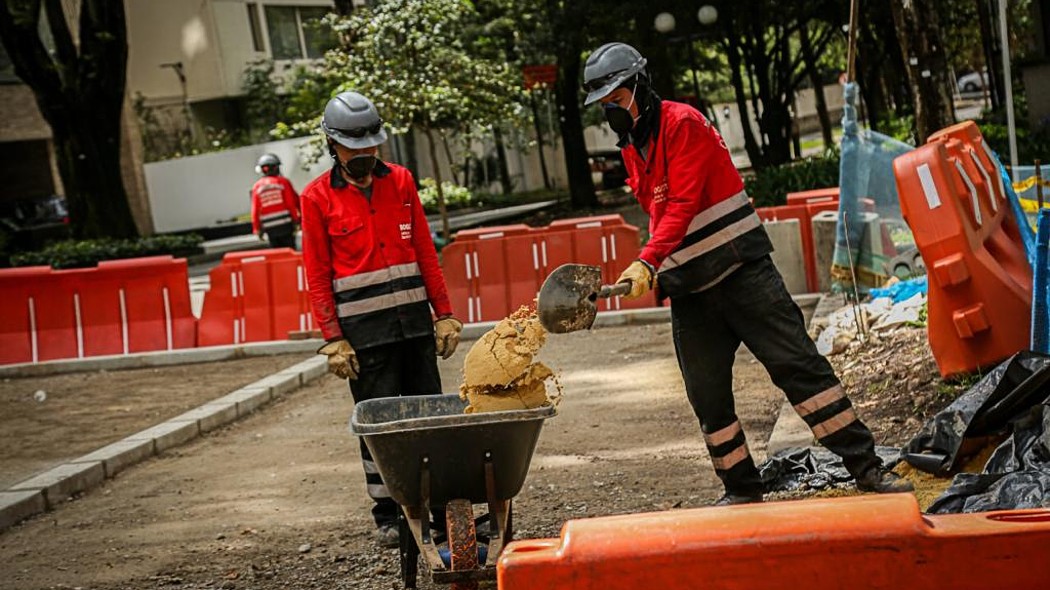 Personas trabajando en una obra.