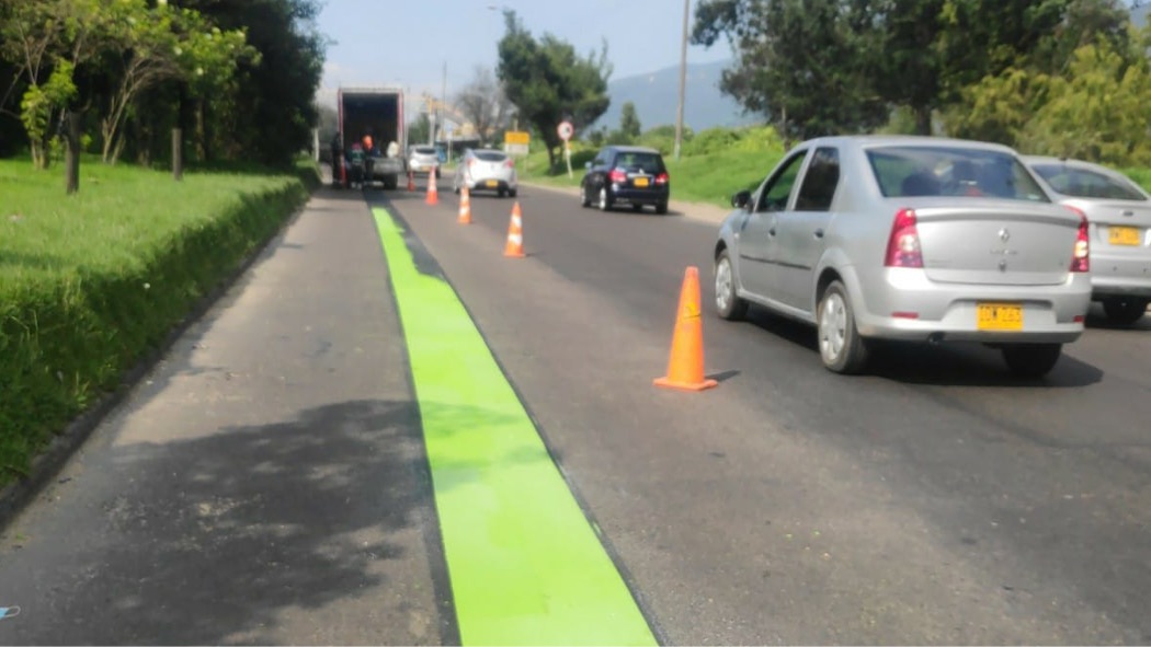 Señalización con líneas verdes entre calles 170 y 245 de la Autonorte