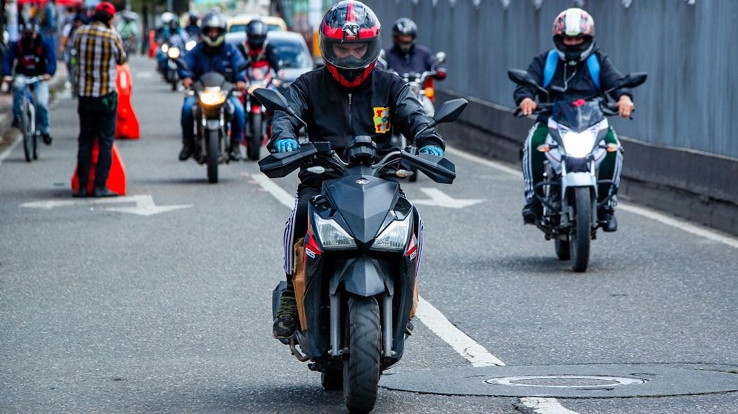 No hay restricción a perrillero en moto en Bogotá