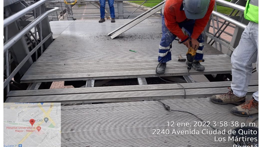 En puente peatonal de estación CAD, se reponen láminas hurtadas 