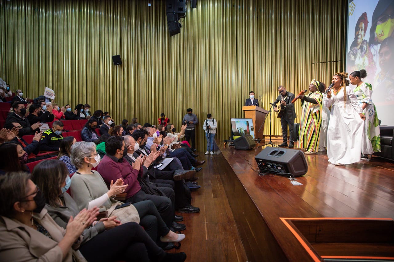 En la foto, las y los representantes elegidos democráticamente por el sistema VOTEC y los ejercicios desarrollados en el entorno rural de las localidades de Bogotá, para confirmar el Consejo Distrital de Paz. Foto. Alta Consejería de Paz.