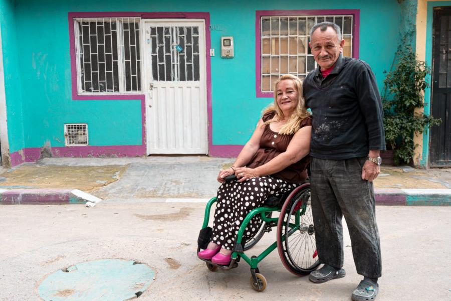 Yolanda Montero y su esposo Isaac Durán, frente a su casa de la que recibieron l