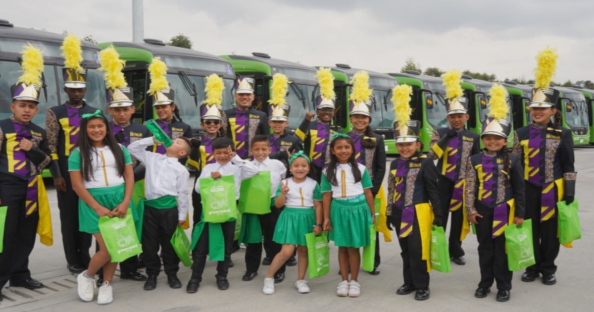 Jóvenes de banda marcial La Roka conocieron nuevos buses eléctricos