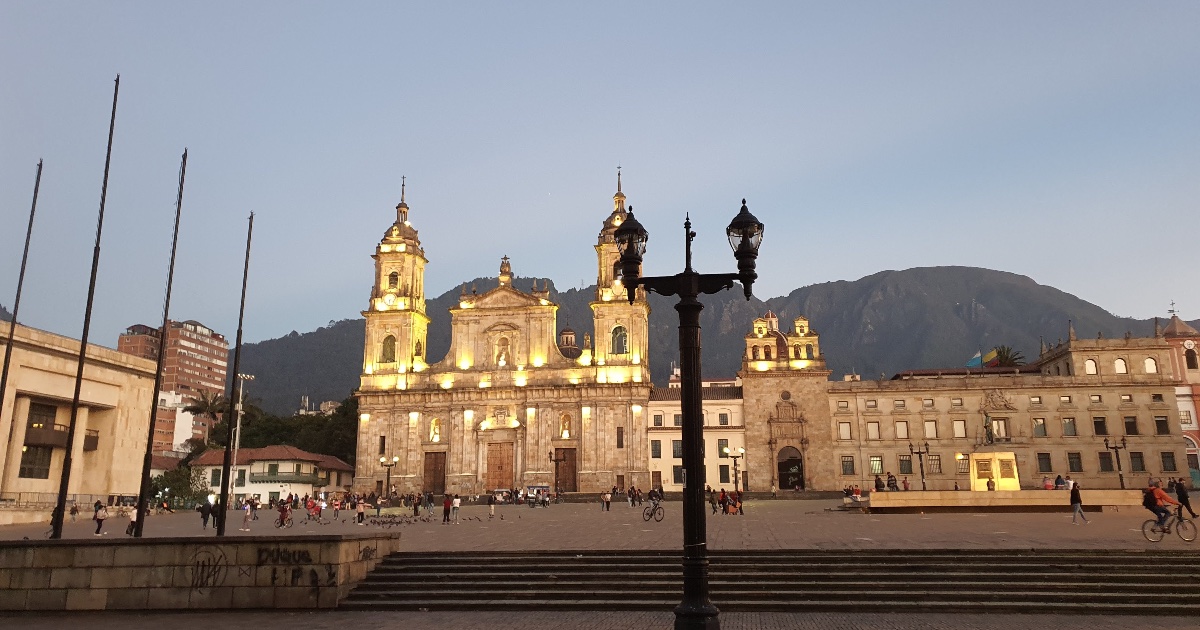 Foto de la Plaza de Bolívar en pleno atardecer. Foto: Alcaldía Mayor de Bogotá