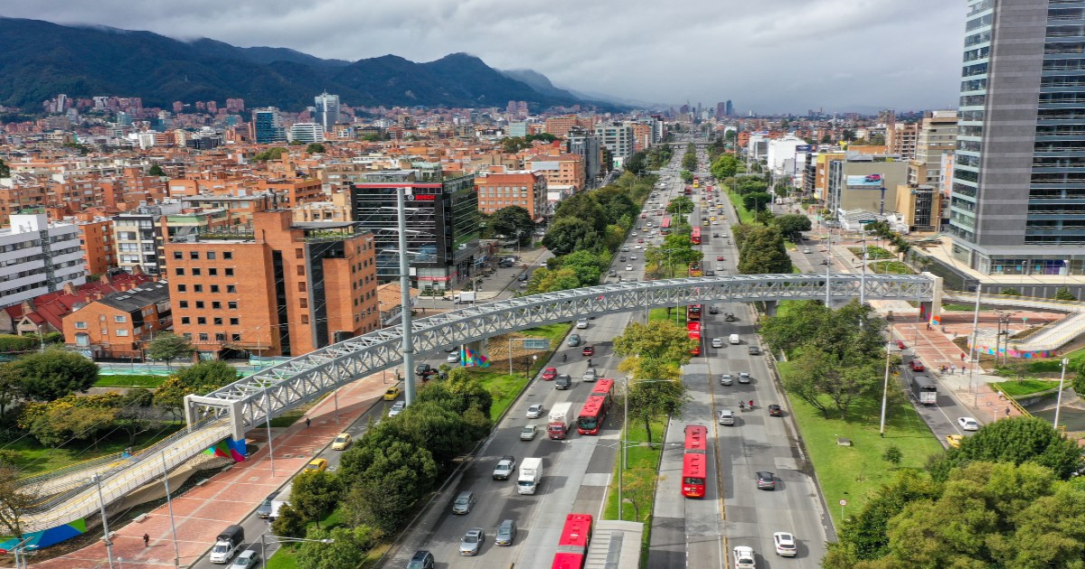 Detalles de ciclopuente Canal Molinos que atraviesa la Autopista Norte