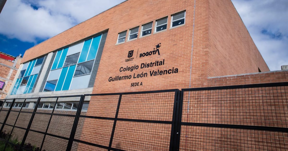 Entrega del Colegio Guillermo León Valencia en Antonio Nariño 