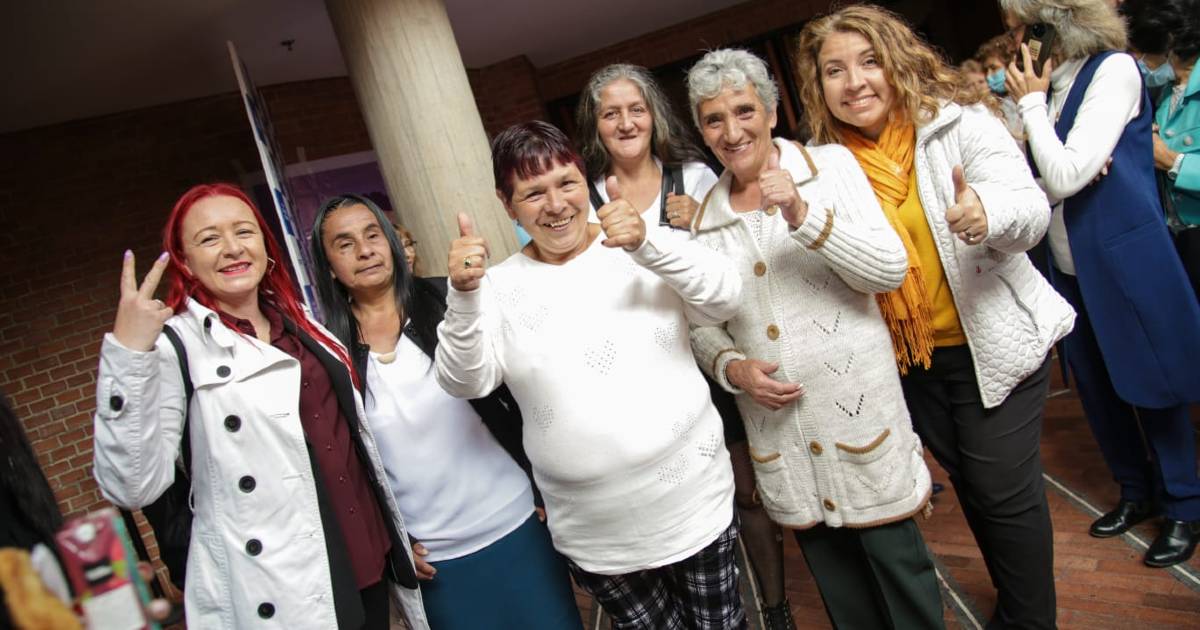 269 mujeres se graduaron como empresarias solidarias. Sec. de Mujer 