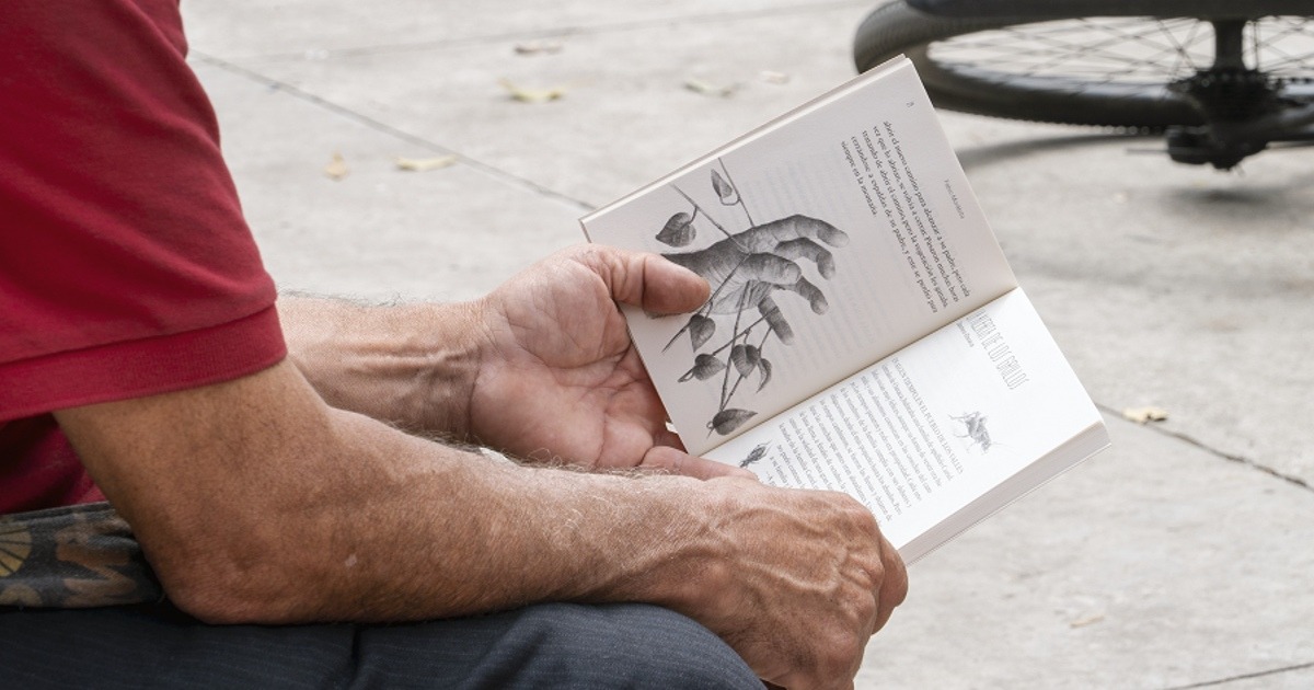 Manos sosteniendo libro