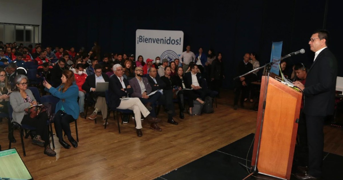 Médicos y docentes intercambian experiencias de lesiones en el deporte