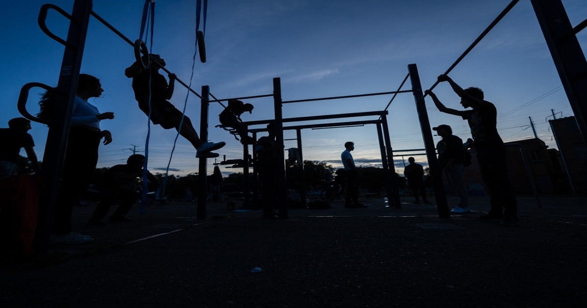 personas realizando ejercio fisico en el parque