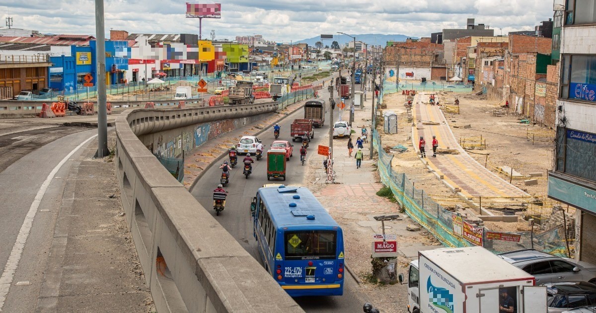 Foto tomada desde un puente en una avenida en reconstruccion