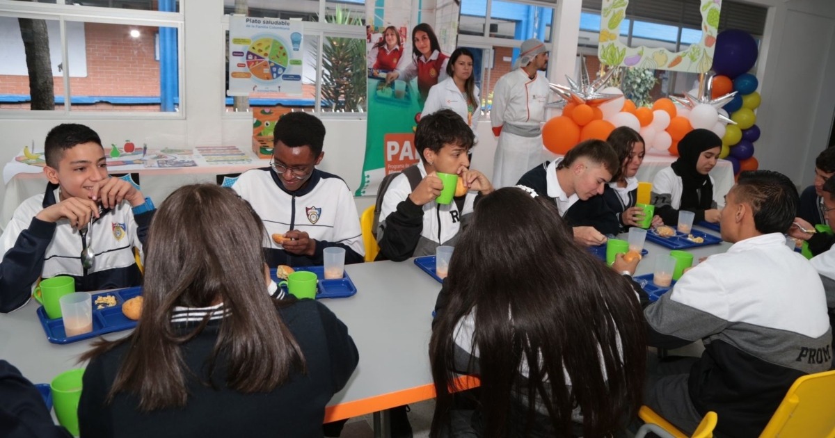 Estudiantes comiento en un comedor