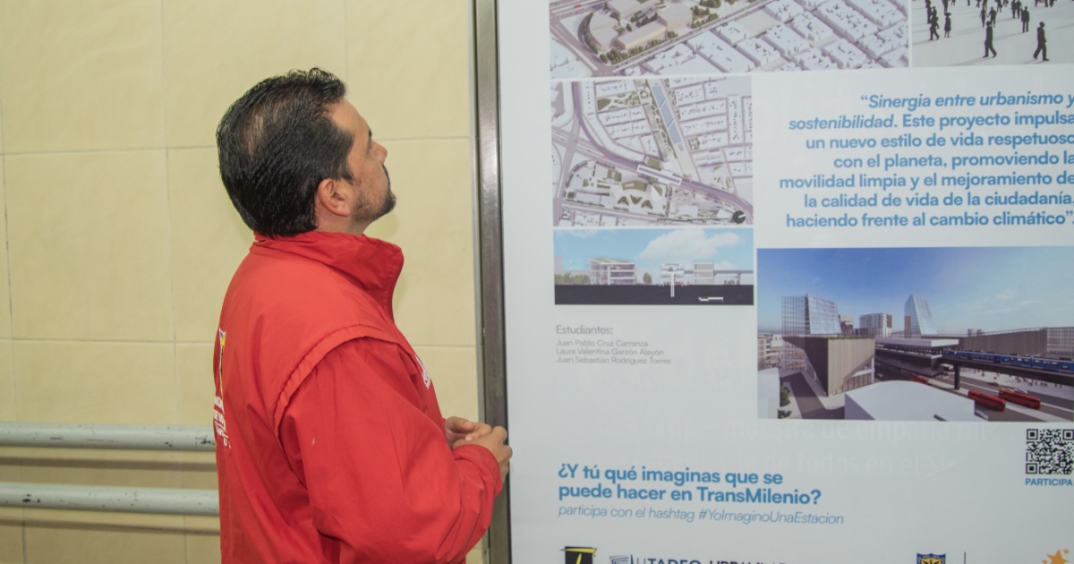 Exposición fotográfica se toma estación de TransMilenio Universidades