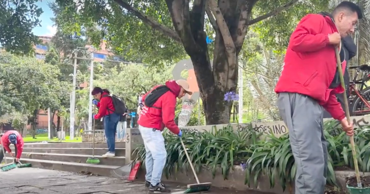 Operativo de limpieza en el parque Nacional por cumpleaños de Bogotá