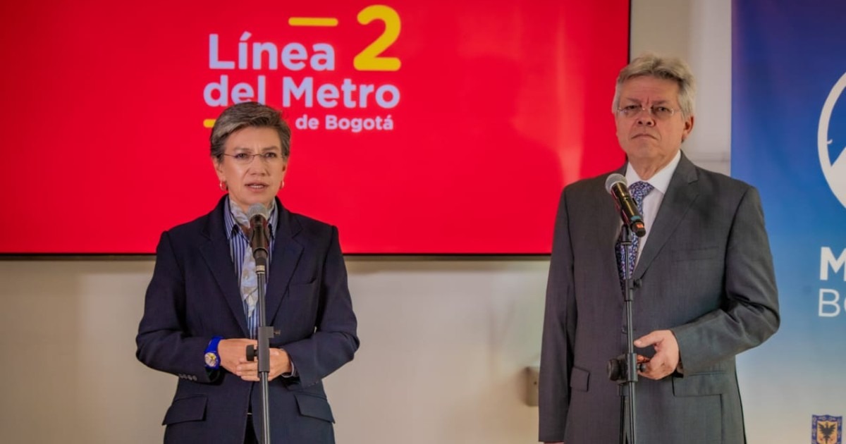 dos personas en conferencia de prensa