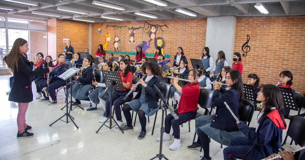 Estudiantes del colegio Magdalena Ortega se forman con la Filarmónica 