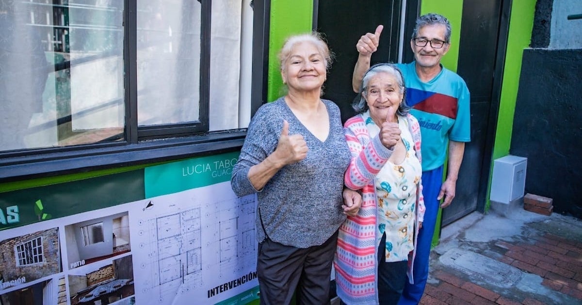 Tres personas mayores con los pulgares arriba