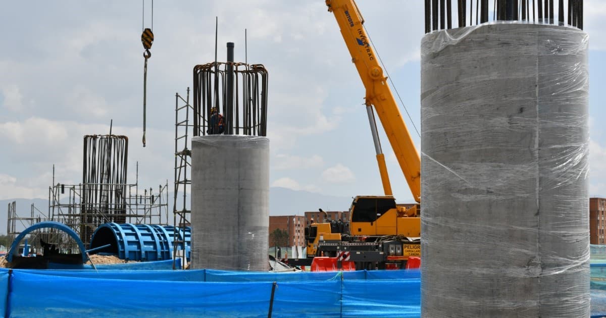 Fundidas primeras columnas que sostendrán el viaducto de Línea 1 Metro