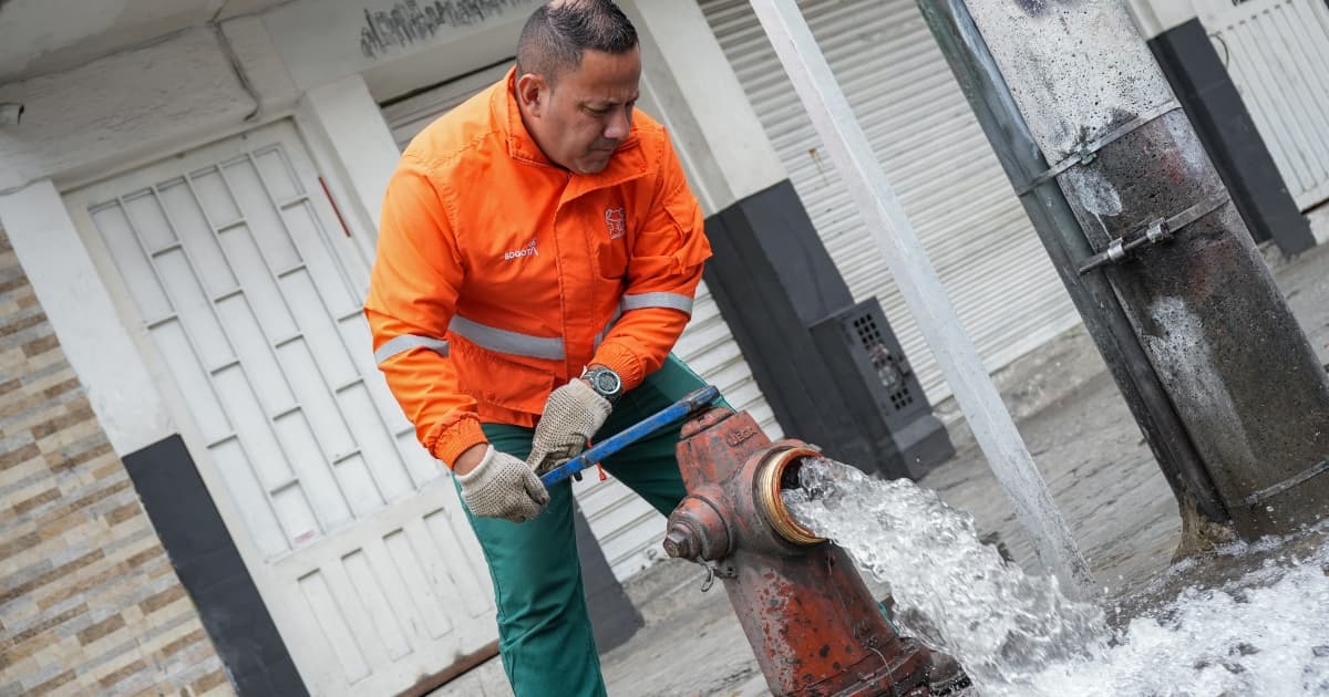 Línea para reportar un tubo roto o fuga de agua en redes del Acueducto