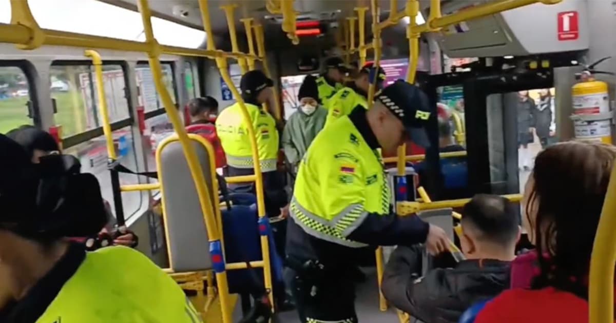 Video: 1.524 armas blancas incautadas en operativos en buses del SITP en Bogotá