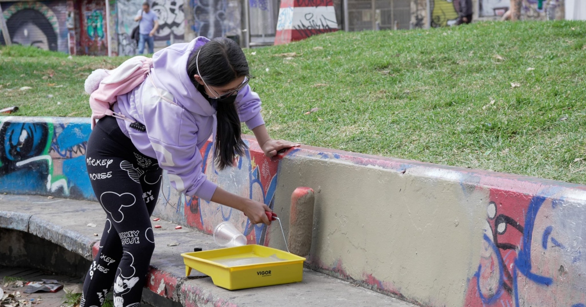 Cumpleaños de Bogotá: Beneficiarios #JóvenesALaE limpian parques 