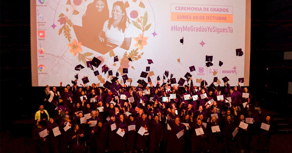 100 mujeres se graduaron de los Centros de Inclusión Digital en Bogotá 👩🏻‍🎓👩🏾‍🎓