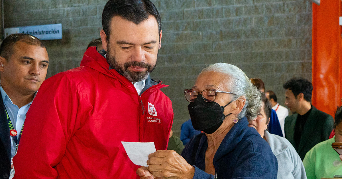 Alcalde Galán recorrió el SuperCADE de Suba y habló con la ciudadanía