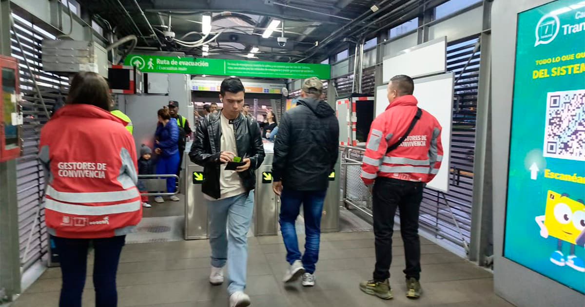 Policía de Bogotá hace operativos para recuperar espacio público en TransMilenio