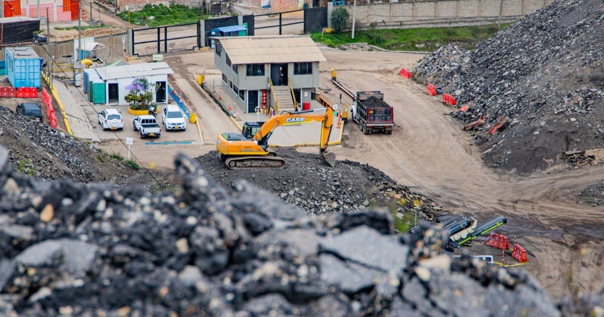 Video: Movilidad en Bogotá: Distrito construye vías con material sostenible