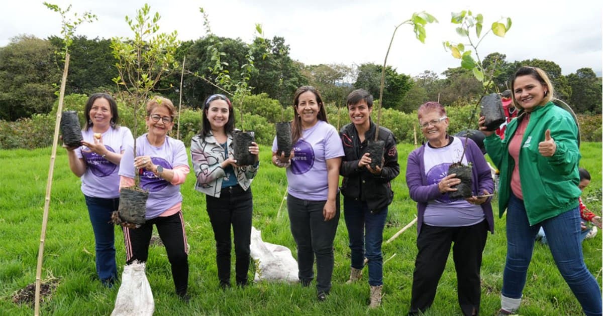  Árboles nativos plantados en Bogotá en conmemoración de las mujeres