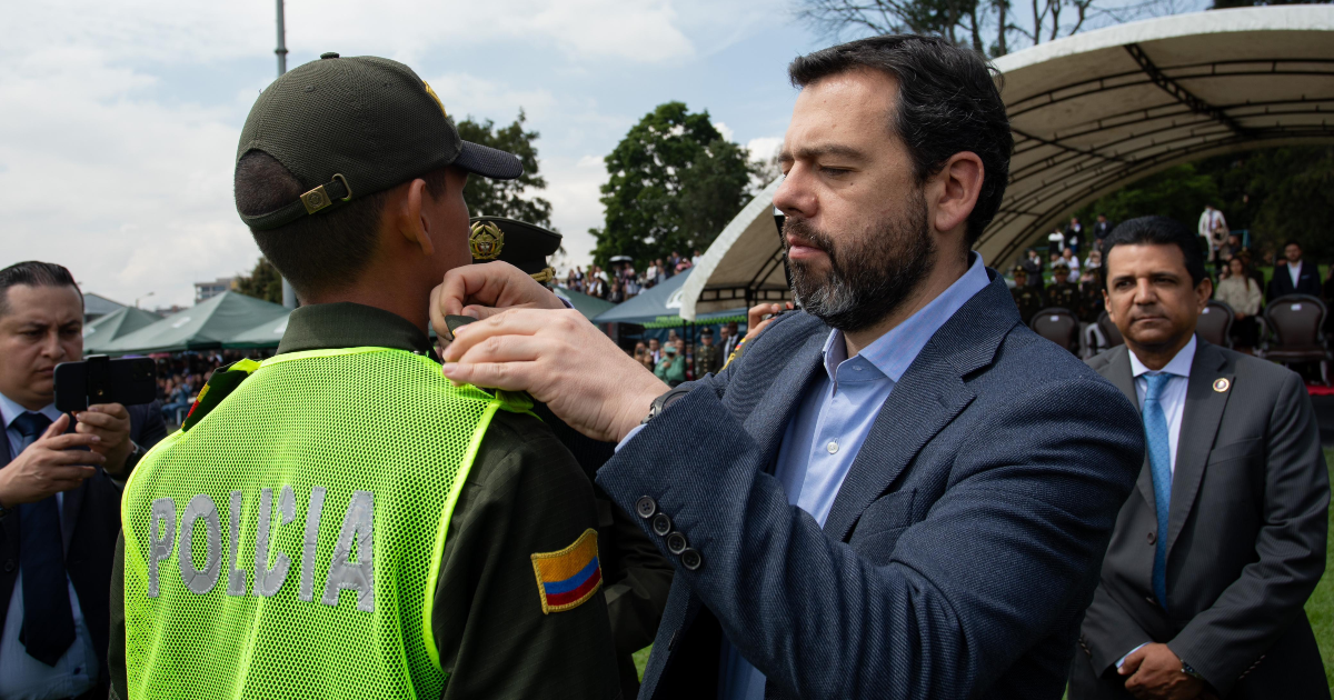 En Bogotá condecoraron a 100 policías y auxiliares juraron bandera 