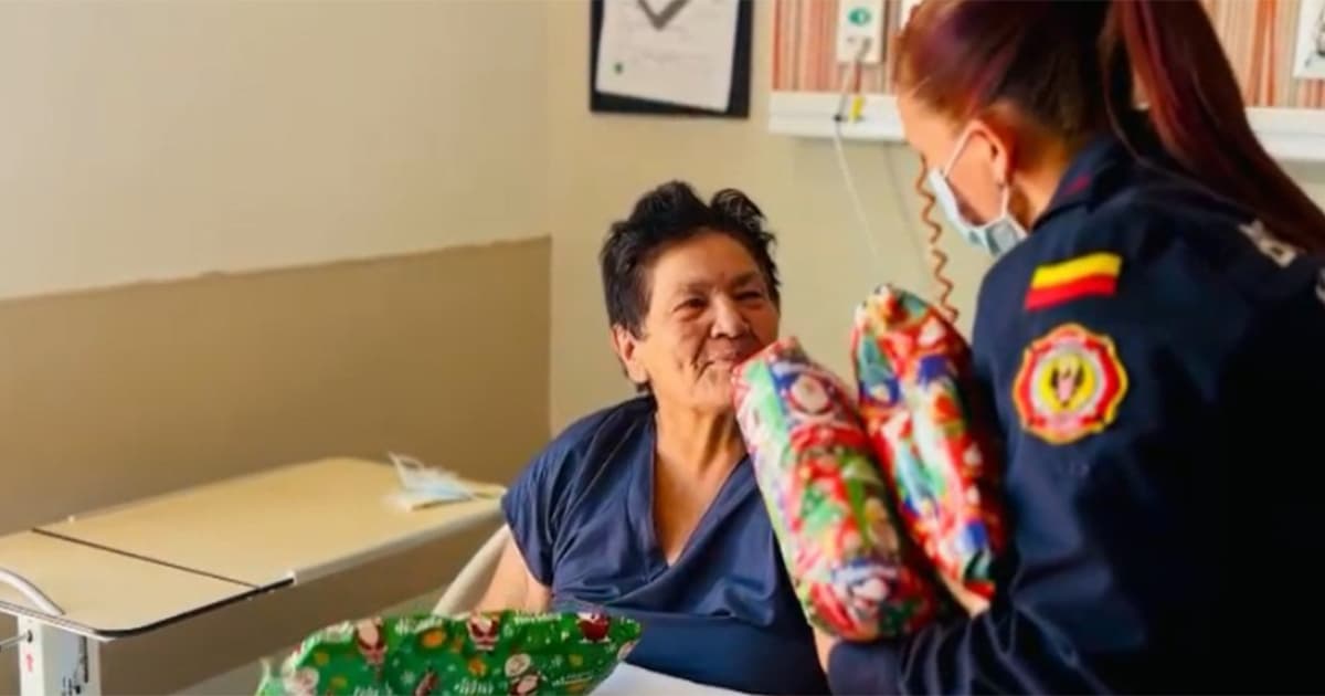 Bomberos entregó regalos a más de 400 niños y abuelos en hospitales en Bogotá