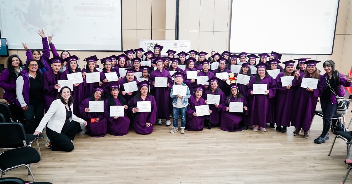 Mujeres en Bogotá: Centros de Inclusión Digital tecnología con derecho