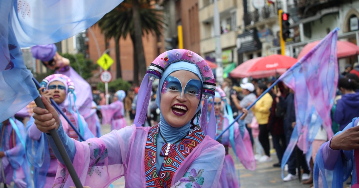 Navidad en Bogotá 2024 fotos del gran desfile navideño Día de Velitas 