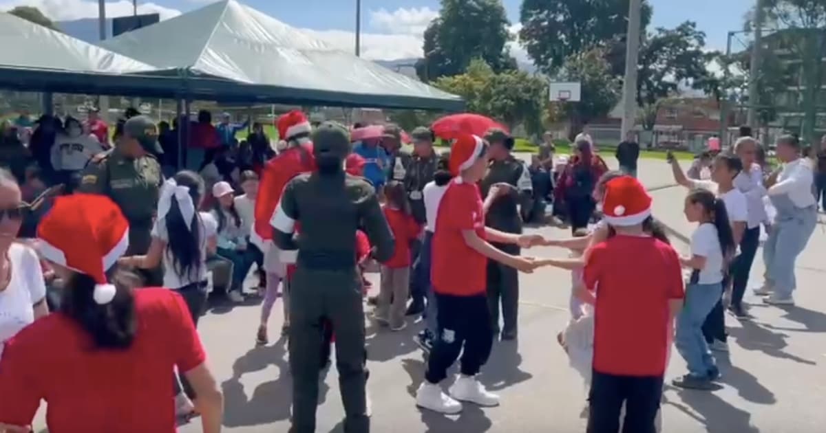 Video: Policía de Bogotá con regalos, llevó alegría a mil niños en Puente Aranda