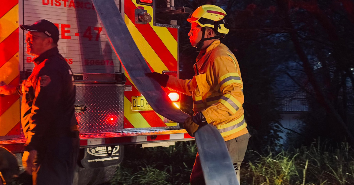 Bomberos Bogotá controla incendio en calle 13 sur con carrera 14 este