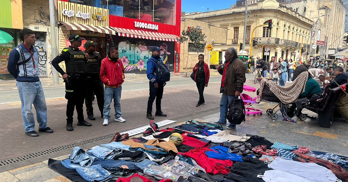 La dura labor que enfrentan a diario defensores del espacio público en Bogotá