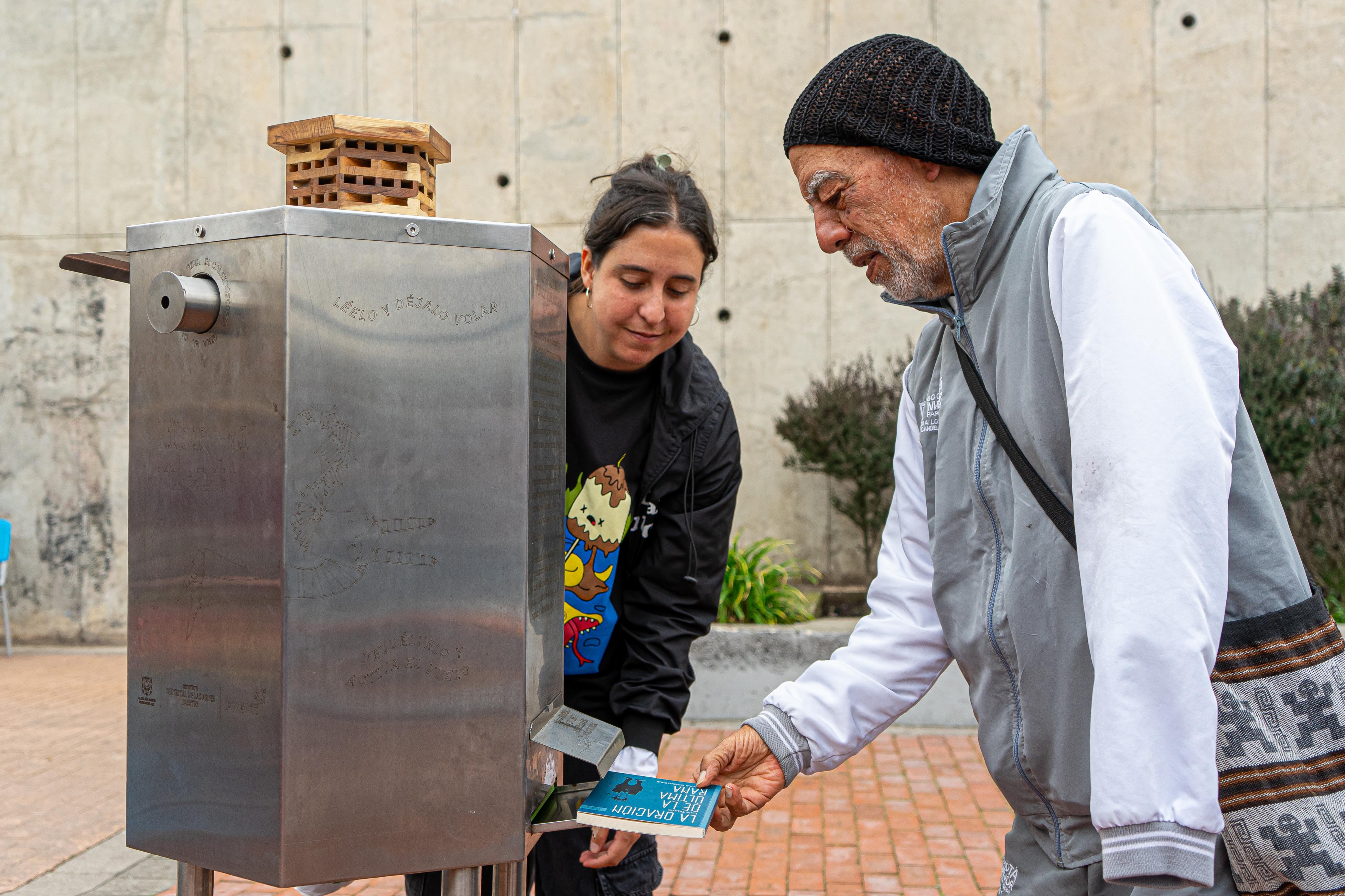 Dispensadores de Libros al Viento de BibloRed e IDARTES en Bogotá 2025