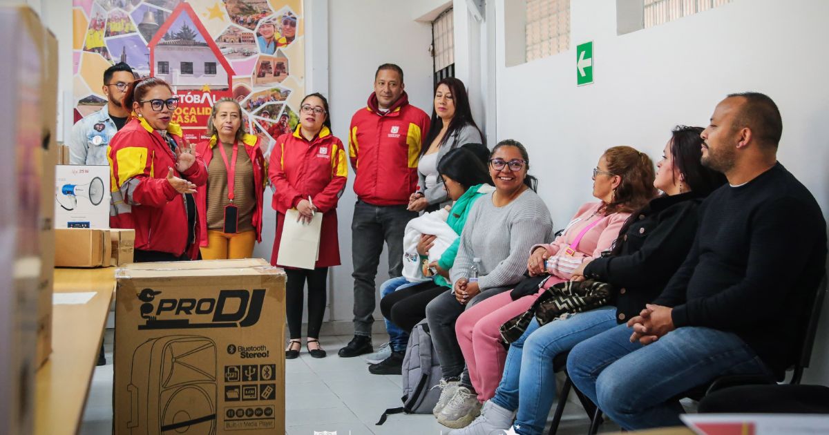 Alcaldía San Cristóbal entrega elementos tecnológicos a la comunidad.