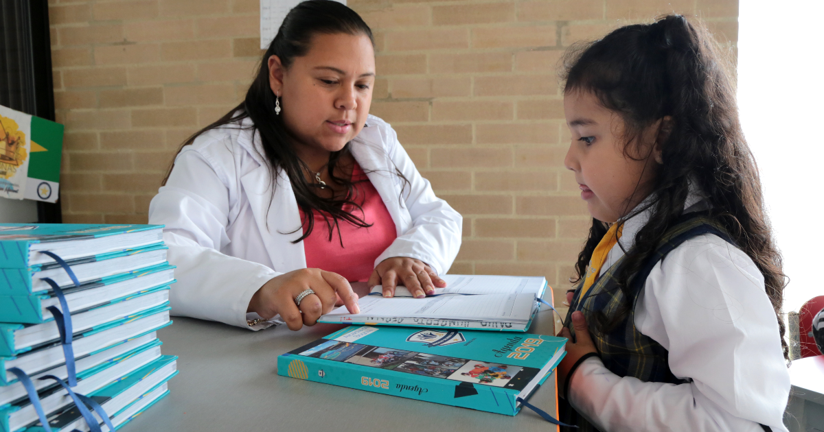 Bogotá impulsa la ciencia en las niñas con una nueva guía pedagógica