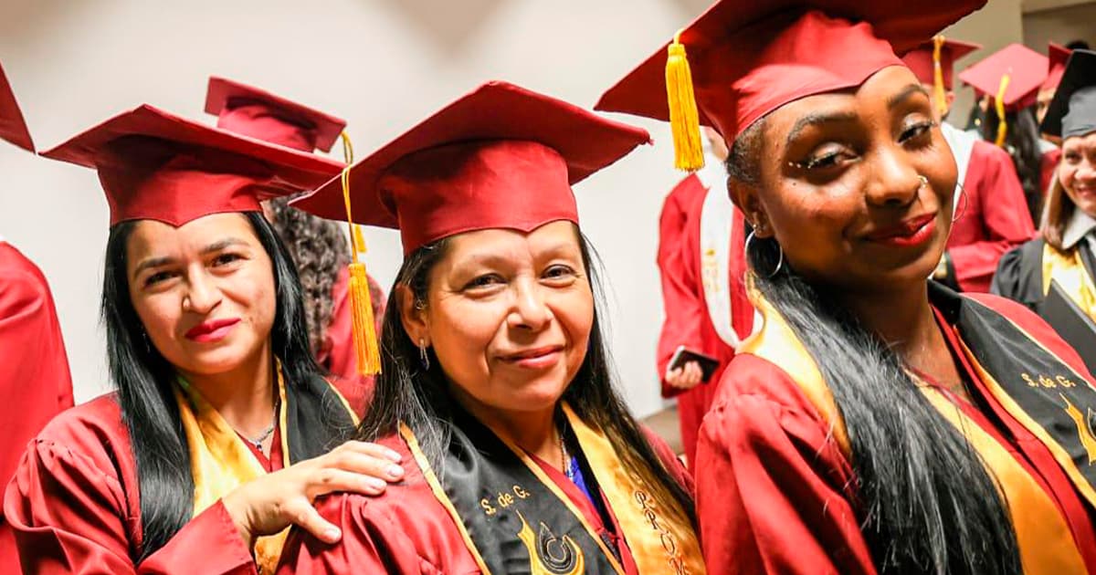 Mujeres en Bogotá graduadas gracias a validación del bachillerato 2025