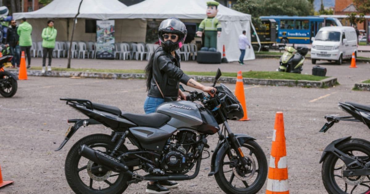 Cursos gratis de conducción en Bogotá participa sábado 8 de marzo 2025