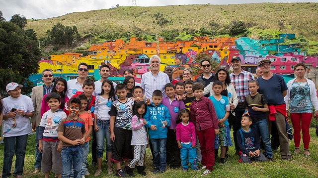 Recorrido mural barrio Los Puentes - Foto: Comunicaciones Alcaldía / Andrés Sandoval