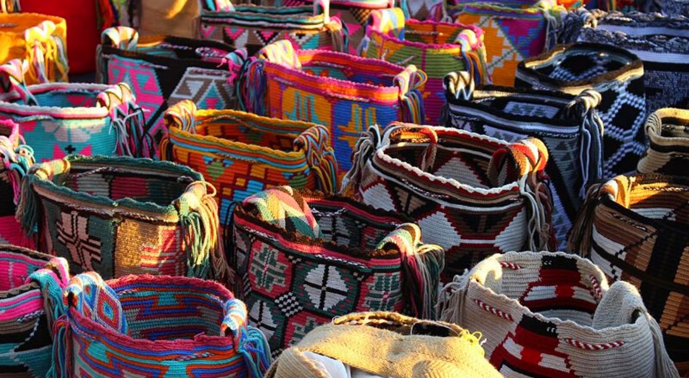 Imagen de mochilas tejidas de colores.