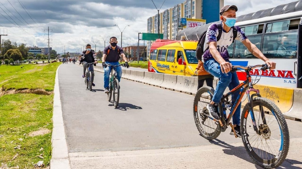 Personas conduciendo bicicletas-